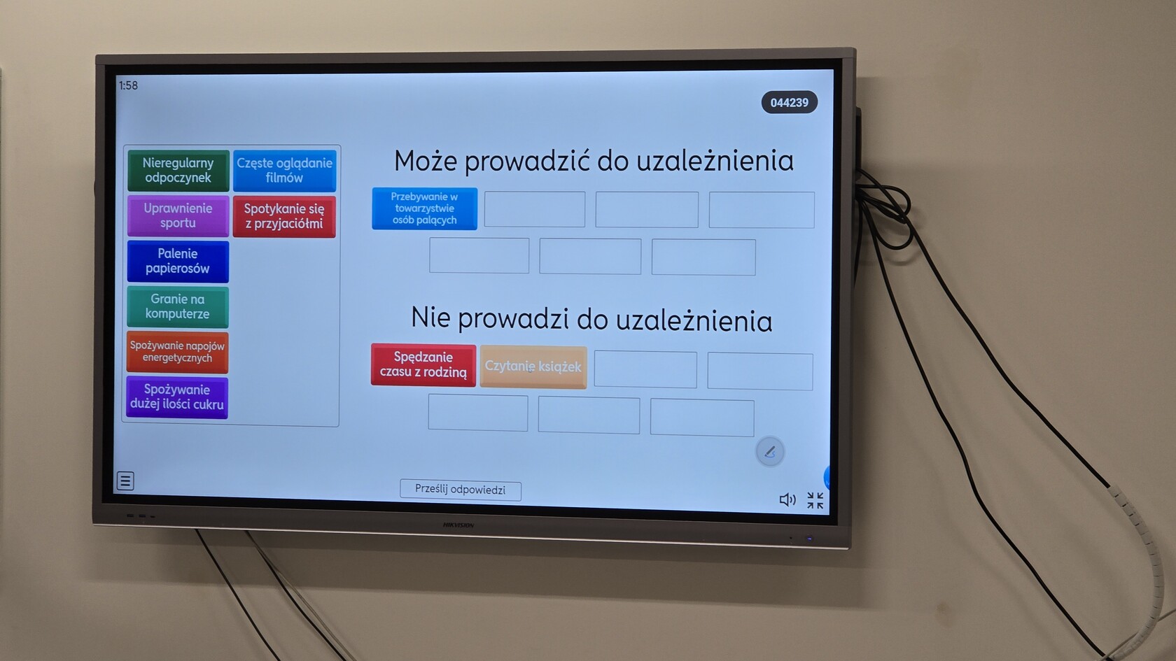 Na ekranie wyświetlony slajd z quizu przygotowanego dla uczestników półkolonii CUS.