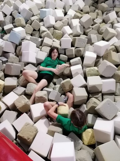 Młodzież w parku trampolin